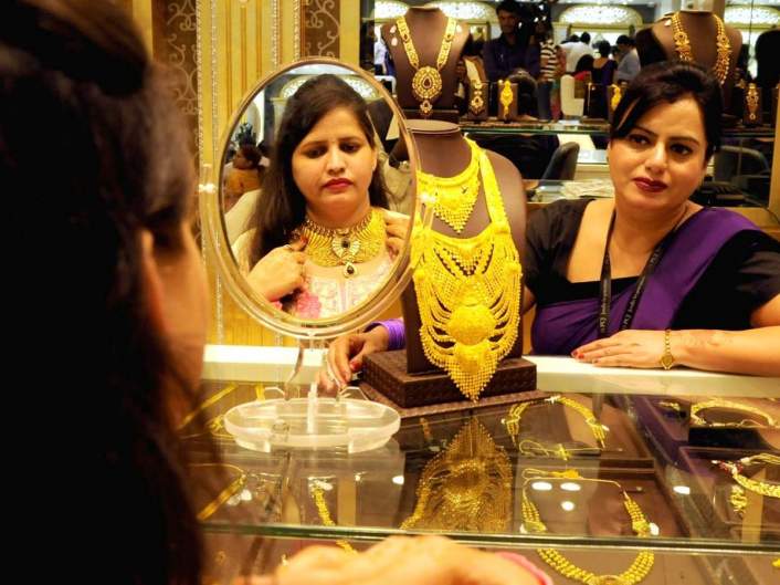 आज 18 कॅरेट सोन्याचा भाव ₹44829, चांदीही झाली स्वस्त; पटा-पट चेक करा 24 कॅरेट सोन्याचा लेटेस्ट रेट