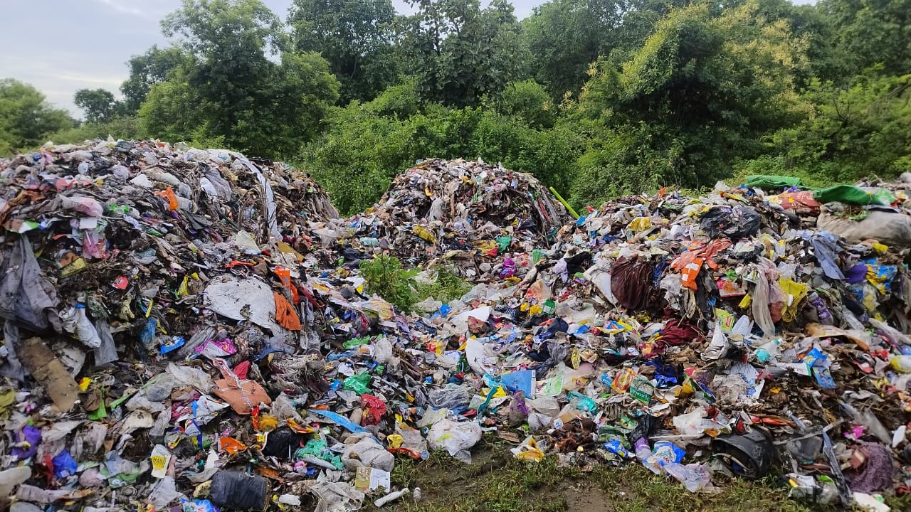हरियाली क्षेत्र बना डंपिंग ग्राउंड