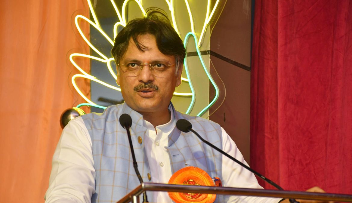 डॉ. राजेश्वर सिंह ने कार्यकर्ताओं को दिया दीवाली का तोहफा, बूथ अध्यक्षों के सुझाव पर लगवाई 124 सोलर लाइटें