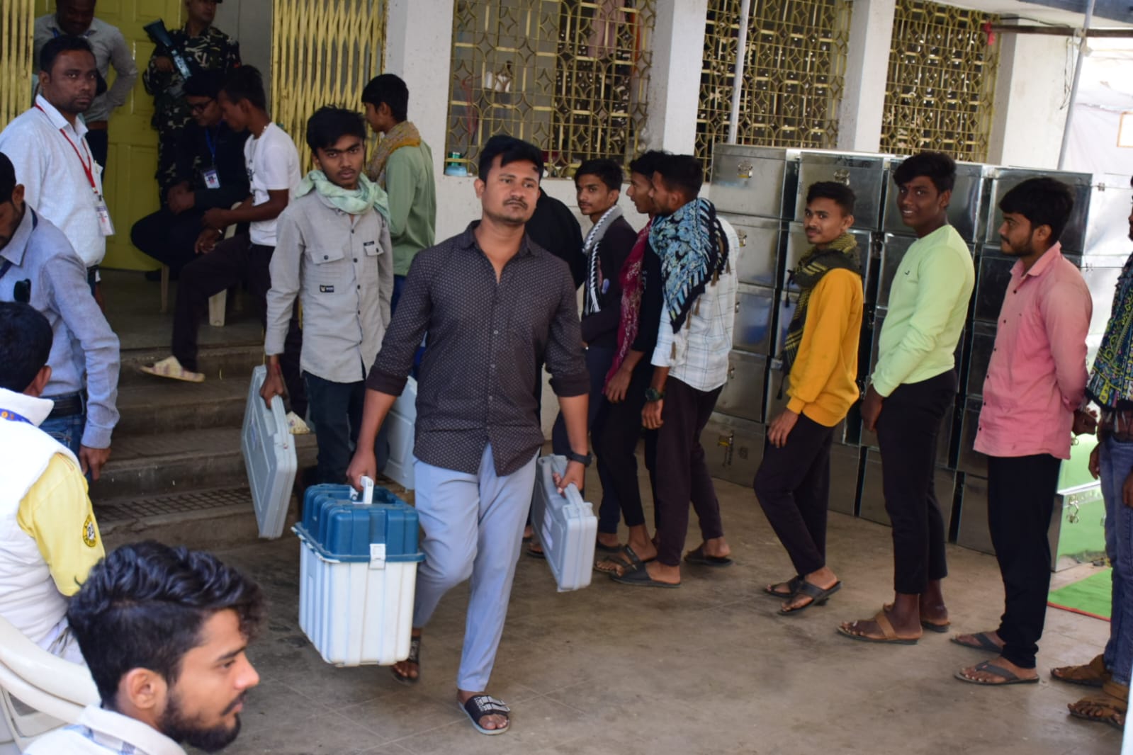नागपुर में मतदान केंद्रों के लिए रवाना हुई पोलिंग पार्टियां