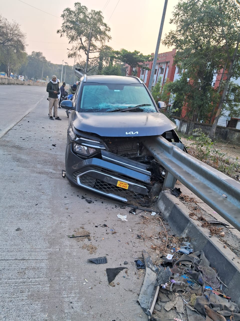 नागपुर-कामठी रोड पर कार दुर्घटना में युवक की मौत, दो अन्य घायल