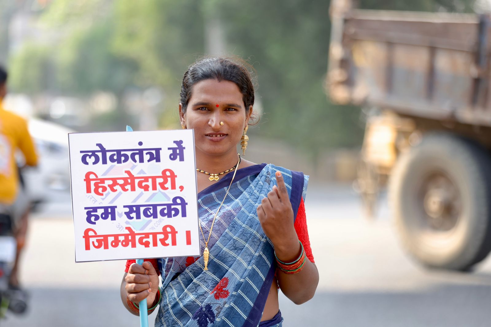 मतदाताओं की जागरूकता के लिए तृतीयपंथियों की प्रभात फेरी
