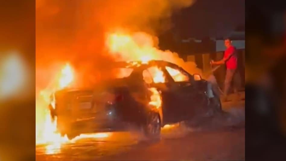 ओवरब्रिज पर BMW कार धू-धूकर जल उठी, बाल-बाल बची फैमिली