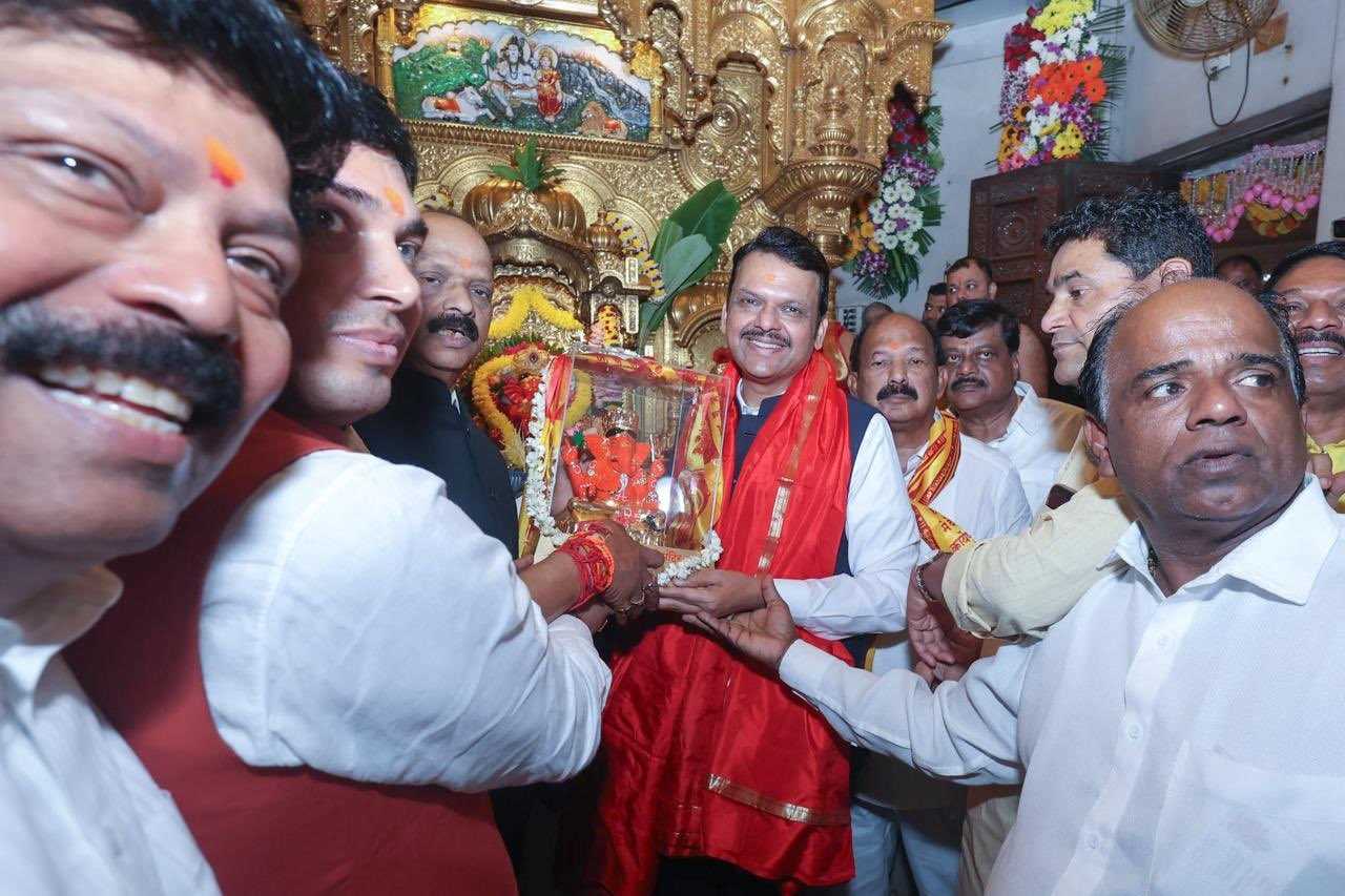 सिद्धिविनायक और मुंबा देवी के दर्शन करके घर लौटे देवेंद्र फडणवीस