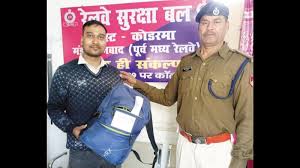 रेलवे सुरक्षा बल (RPF) बैतूल ने ऑपरेशन अमानत के तहत कैंसर मरीज का खोया हुआ बैग लौटाया