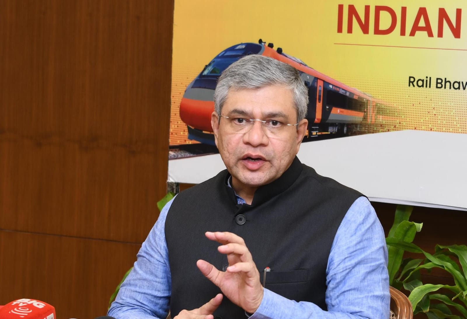 रेल मंत्री ने वार रूम से की प्रयागराज की ट्रेनों की मॉनिटरिंग, यात्री सुविधाओं और स्वच्छता पर दिया जोर