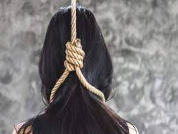 मां ने तीन बेटियों के साथ फांसी लगाकर की आत्महत्या